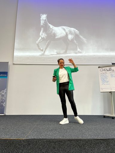 Kathrin Post-Isenberg spricht auf der Bühne bei der IHK München Zukunftskonferenz