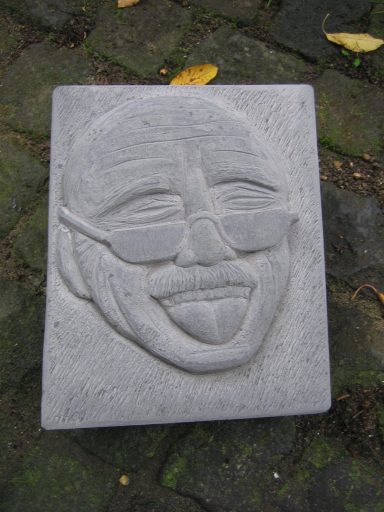 Detailansicht eines Gesichts aus Stein erarbeitet.