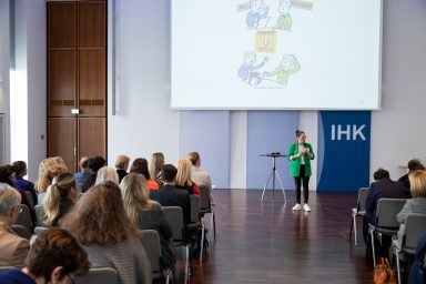 Kathrin post-Isenberg bei einem Vortrag in der IHK Dortmund