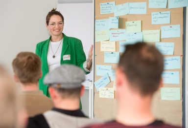 Kathrin Post-Isenberg moderiert einen Workshop